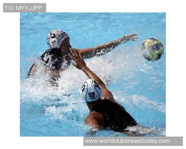 女子水球对决中国队挑战匈牙利队争夺世界冠军荣耀